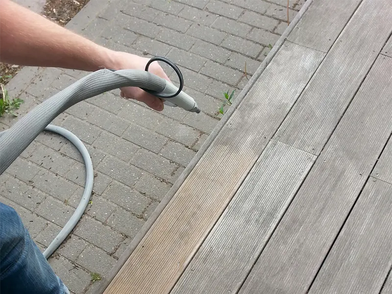 Aérogommage d'un sol en bois