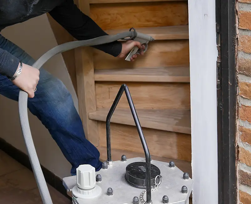 Aérogommage d'un escalier en bois